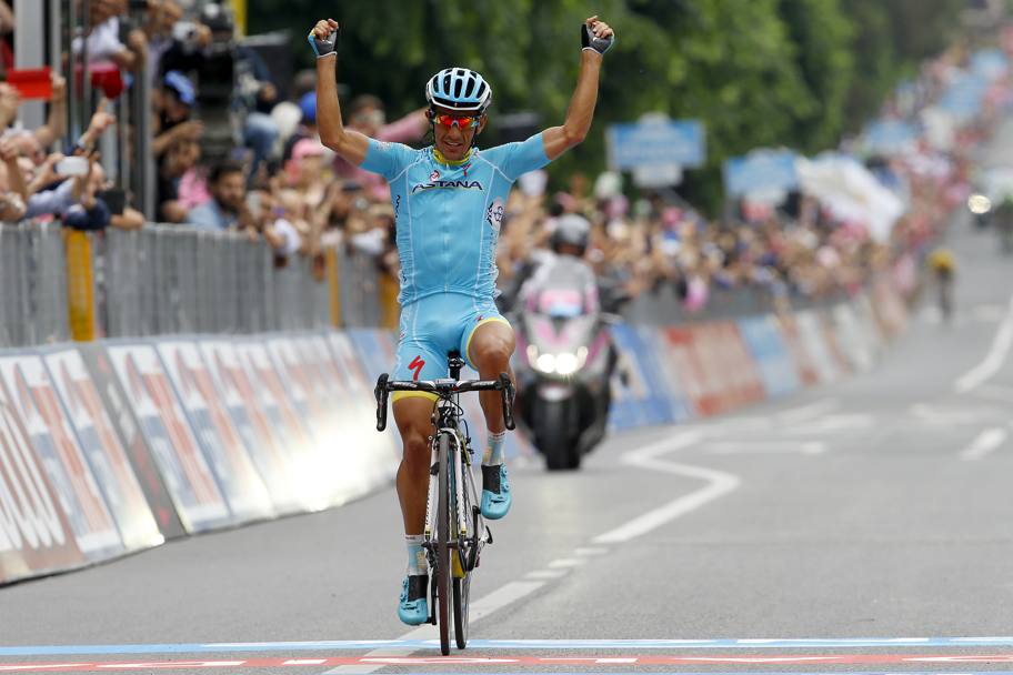 L’arrivo di Paolo Tiralongo a braccia alzate:  sua la nona tappa del Giro, da Benevento a San Giorgio del Sannio. Per il siciliano d’Avola  il quarto successo in carriera, il secondo in questa stagione dopo la vittoria al Trentino. Bettini